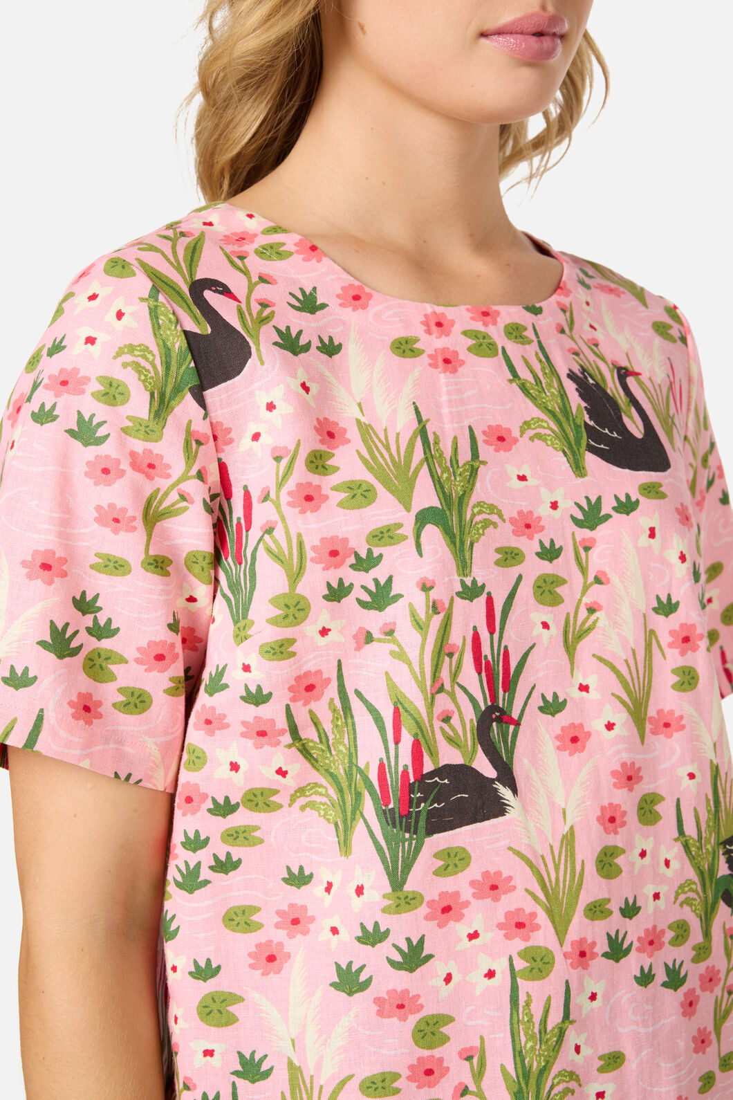 Princess Highway - Pretty Swan Short Sleeve Top - pink